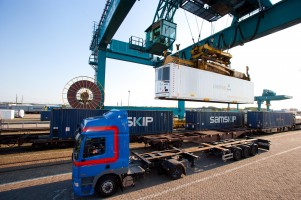 Vanuit het Rail Service Center Rotterdam is gisteravond de eerste reefer container met  planten van Partner Plant Aalsmeer vertrokken richting Milaan.