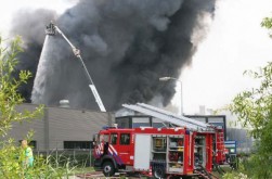 Een uitslaande brande legde gistermiddag het magazijn van meubelzaak Te Boekhorst in Zevenaar in de as.
