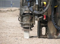 Van Riet Material Handling sloeg afgelopen vrijdag feestelijk de eerste paal voor de bouw van een nieuw pand op bedrijventerrein De Meerpaal in Houten.