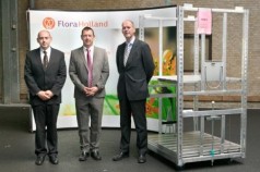 Theo Sanders, directeur Alcomij Klaas Oolders directeur Hoza, Rens Buchwaldt directeur Logistiek, Informatisering & Automatisering FloraHolland bij een prototype van de uniforme stapelwagen. 