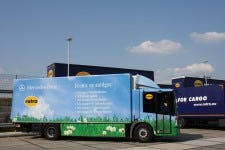 Rotra beschikt als eerste logistiek dienstverlener in Nederland over de Econic NGT distributietruck met aardgasmotor van Mercedes-Benz
