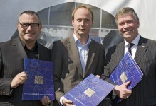 De visie en uitvoeringsagenda voor logistieke hotspot Venlo werd in ontvangst genomen door vlnr: Limburgs gedeputeerde Bert Kersten, Mark Verheijen wethouder EZ van de gemeente Venlo en Sjang Emons, d