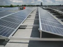 De hak van het nieuwe dc in Boom (B) van logistiek dienstverlener Hessenatie is bedekt met 15.000 vierkante meter zogeheten fotovoltaïsche installaties.