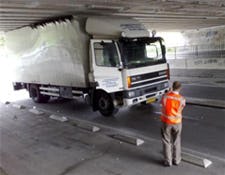 Truck klemgereden onder viaduct