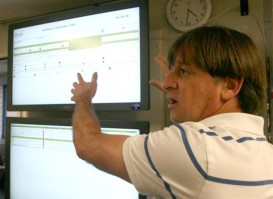 Teamleider Paul Comanne toont planbord