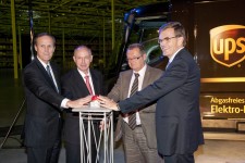 De officiële openingshandeling van het nieuwe health care dc van UPS in Roermond.