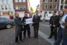 Mike van Rooijen kreeg uit handen van de Utrechtse wethouder Ingrid de Bondt en gedeputeerde Wouter de Jong en Pvda Tweede Kamerlid Diederik Samsom het eerste certifciaat voor duurzame stadsdistributi