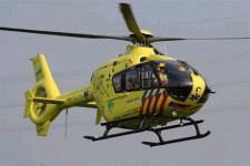 Een traumahelikopter werd ingezet nadat een man een fatale val maakte tijdens werkzaamheden op het dak van een distributiecentrum.