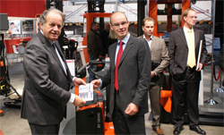 BMWT-directeur Van Loon overhandigt PIEK certificaat aan Toyota