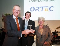 Uit handen van Karla Peijs ontvingen (links) Aart van Beuzekom (CEO-Ortec) en Gerrit Timmer (CFO-Ortec) de Nederlandse Logistiek Prijs.