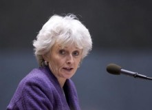 Jacqueline Cramer stelt provincies en gemeenten een ultimatum tot de zomer van 2010 om de handhaving van brandveiligheid bij de opslag van gevaarlijke stoffen op orde te brengen.