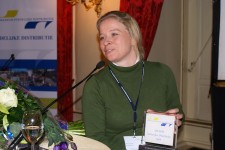 De Utrechtse verkeerswethouder Ingrid de Bondt nam gisteren de eerste Award Stedelijke Distributie in ontvangst.
