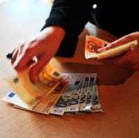 Lonen vervoersector stijgen het hardst