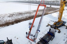 Via het dak van het nieuwe magazijn van Bakker Logistiek in Zeewolde zijn met een hoogwerker afgelopen dinsdag vier miniloadkranen ingehesen. Foto; Ton Kastermans