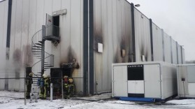 Het distributiecentrum van DailyFresh in Geleen raakte zwaar beschadigd als gevolg van een felle brand (Foto:JPF)