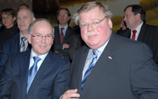 Pieter Hofstra (r) volgt Willem Heeren op als voorzitter KNV