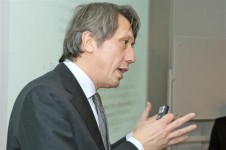 Volgens professor doctor Yao-Hua Tan (Delft en Amsterdam) hebben bedrijven en douane behoefte hebben aan geïntegreerde informatie- en controlesystemen