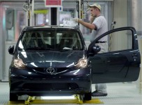 Toyota gaat in Nederland 95.000 auto's, waaronder de Aygo, terugroepen voor een aanpassing van het gaspedaal.