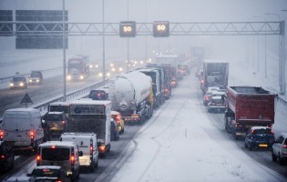 'Trucks bij sneeuw aan de kant