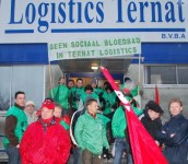 Personeel van Logistics Ternat voert stakingsacties tegen het voornemen van Carrefour om het contract met de logistiek dienstverlener op te zeggen.