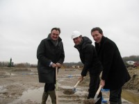 Met het symbolisch wegscheppen van aarde werd door van links naar rechts Tony De Pauw  (gedelegeerd bestuurder WDP), Philip Deschilder (directeur BGC) en Wim de Cock (directeur operations bij Ter Beke