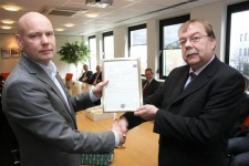 Henk Jonker (rechts) overhandigt  het AEO-certificaat aan Bas Janssen van TNT Express Benelux (links)