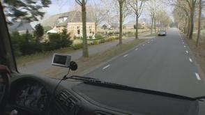 In Drenthe rijden honderd trucks met een navigatie systeem dat onder andere moet voorkomen dat truckers dwars door centra van Drentse dorpen rijden. Foto: NOS