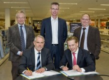 Martijn van der Struijk, CFO EDCO (rechts), en Peter Feuth, businessunitmanager Centric, ondertekenen het contract