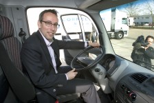 De Nijmeegse wethouder Jan van der Meer (GroenLinks) nam gisteren de elektrische bezorgtruck van Cornelissen Transport officieel in gebruik