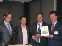 Logistiek Manager van het Jaar 2009 Duco Buijze ontving uit handen van Peter van der Sterre (links), Hein van Rijswijck (midden) en Bart Lammers (rechts) het eerste exemplaar van het boek Logistiek tu