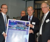 Karel van Ellinkhuizen, Managing Director DHL Supply Chain, kreeg uit handen van TLN-directeur Peter Sierat (midden) en Dirk 't Hooft (NDL/HIDC) een ingelijste poster van de Top 50 LDV-ers in Nederlan