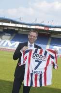 Michael van Ooijen, CEO DPD Nederland, met het shirt van Willem II