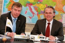 Sjang Emons (L), CEO van Emons Group Holding, ondertekent de order voor de levering van meer dan honderd nieuwe Scania’s. Rechts Tom van de Mosselaar Director Sales van Scania Beers