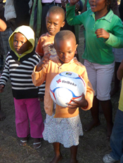 Tielbeke scoort met ballen voor Zuid-Afrikaans weeshuis