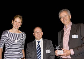 Heleen van Offenbeek, directeur Microsoft Business Solutions, jurylid Theo Verveen en Hans Arnouts, Manager Operations bij Nachon