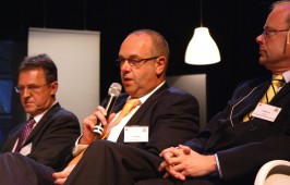 Kees Kuijken (KLG) met Guus van der Stelt (Wim Bosman) en rechts Robin Martens (Archicom)