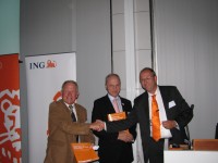 De publicatie Logistiek van Agro, Food en Feed werd door Machiel Bode (rechts) overhandigd aan Ad Toet (midden, directeur KNV) en Frans van Tielrooij, voorzitter platform Agrologistiek.