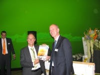 Rens Buchwaldt (links) ontving uit handen van Max Philips het evaluatierapport van het GreenRail project