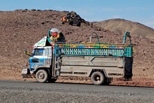 Host Nation Trucking betaalt jaarlijks tientallen miljoenen dollars aan lokale krijgsheren in Afghanistan in ruil voor 'bescherming' van bevoorradingskonvooien voor het Amerikaanse leger