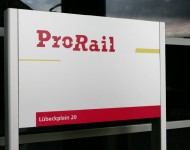 De reparatie van een van de bovenleidingen in de Schipholtunnel zal nog maanden duren doordat Prorail een tekort heeft aan reserveonderdelen.