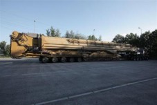 Een van de vrachtautocombinaties die geladen is met de grootste sloopkraan van West-Europa 