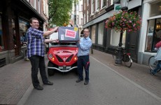 Cargohopper chauffeur Raimond Klarenbeek overhandigde afgelopen vrijdag de 10.000ste aflevering bij kofferhandel Schrandt in de Utrechtse binnenstad 