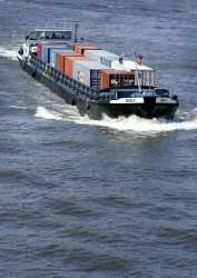 Philips Lighting Roosendaal vervoert voortaan per binnenvaartschip de exportcontainers naar de Rotterdamse Haven.