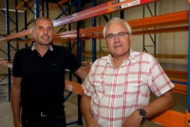 Rolf Baas van Mondea en Jan Pieter Haaps van de Voedselbank
