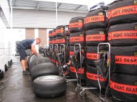 Voor een raceweekend op het circuit van Spa-Francorchamps verscheept Bridgestone vanuit het hoofdkwartier in het Britse Langley in totaal 1.800 Potenza-banden.