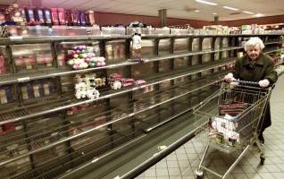 Supermarkten en fabrikanten pakken samen lege schappen aan