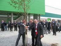 Het planten van een jonge boom door vlnr: Loco-burgemeester Marcel Thijsen, Tony de Pauw CEO WDP en Marc Hofman (CEO Ter Beke) vormde de officiële opening van het nieuwe distributiecentrum van Ter Bek