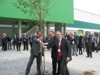 Het planten van een jonge boom door vlnr: Loco-burgemeester Marcel Thijsen, Tony de Pauw CEO WDP en Marc Hofman (CEO Ter Beke) vormde de officiële opening van het nieuwe distributiecentrum van Ter Bek