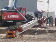 De bouw van het nieuwe Spar dc in Waalwijk heeft enige tegenslag opgelopen. Nog voordat met het slaan van de eerste paal kon worden begonnen, viel namelijk de heistelling om. Foto: Frans van Halder/Br