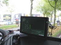 Zeven trucks van Van de Broek Logistics uit Helmond zijn voorzien van een boordcomputer die een signaal geeft aan de verkeerslichten die op groen springt zodra de truck een kruispunt nadert.